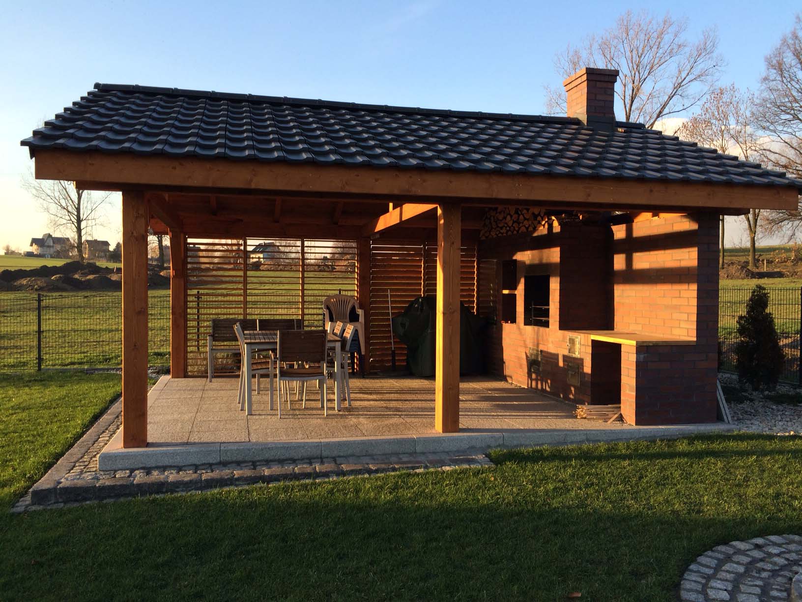 zabudowa-z-paneli-zaluzjowych ścianka żaluzjowa jako doskonała ochrona przed wiatrem i deszczem