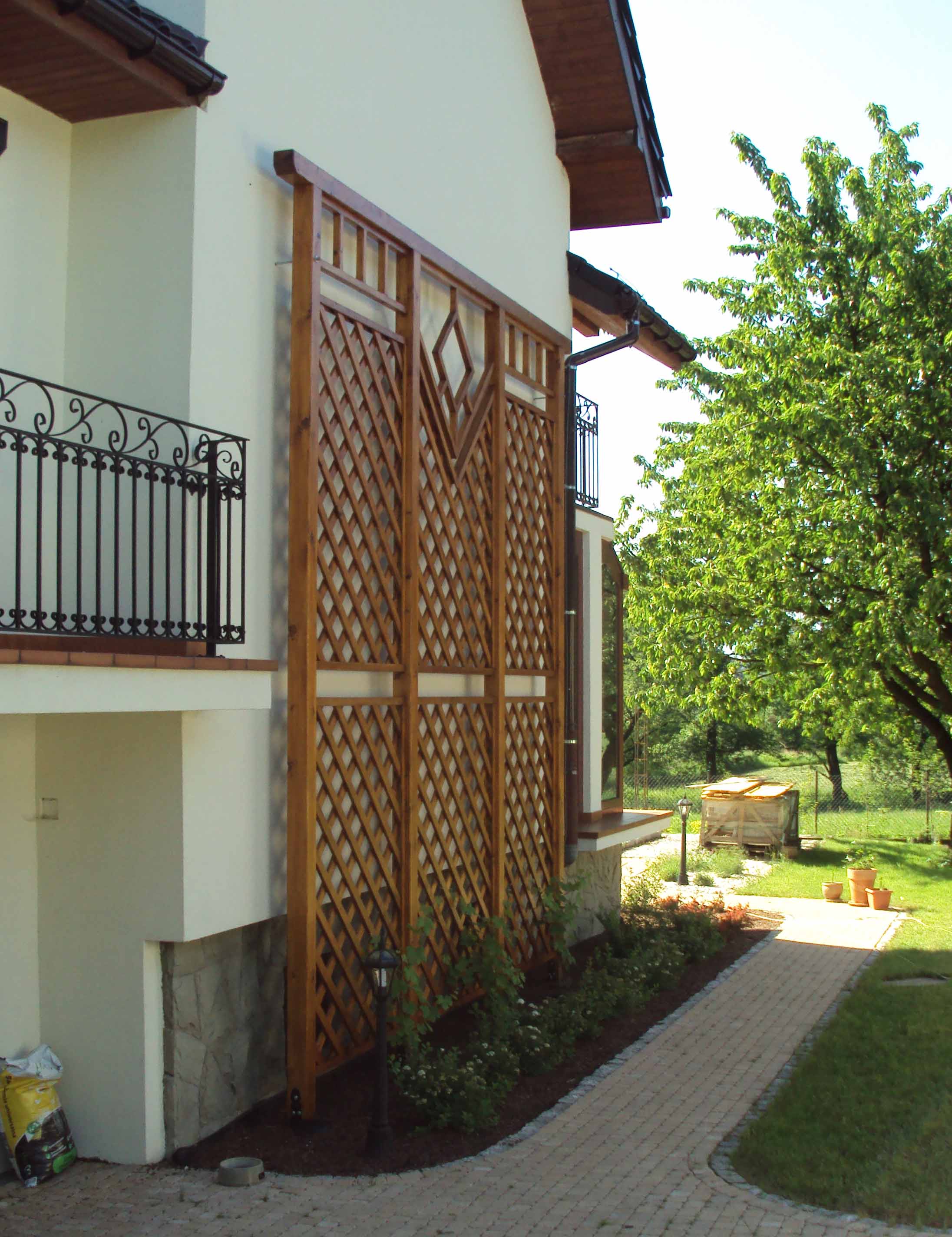 piękny trejaż, pergola ogrodowa