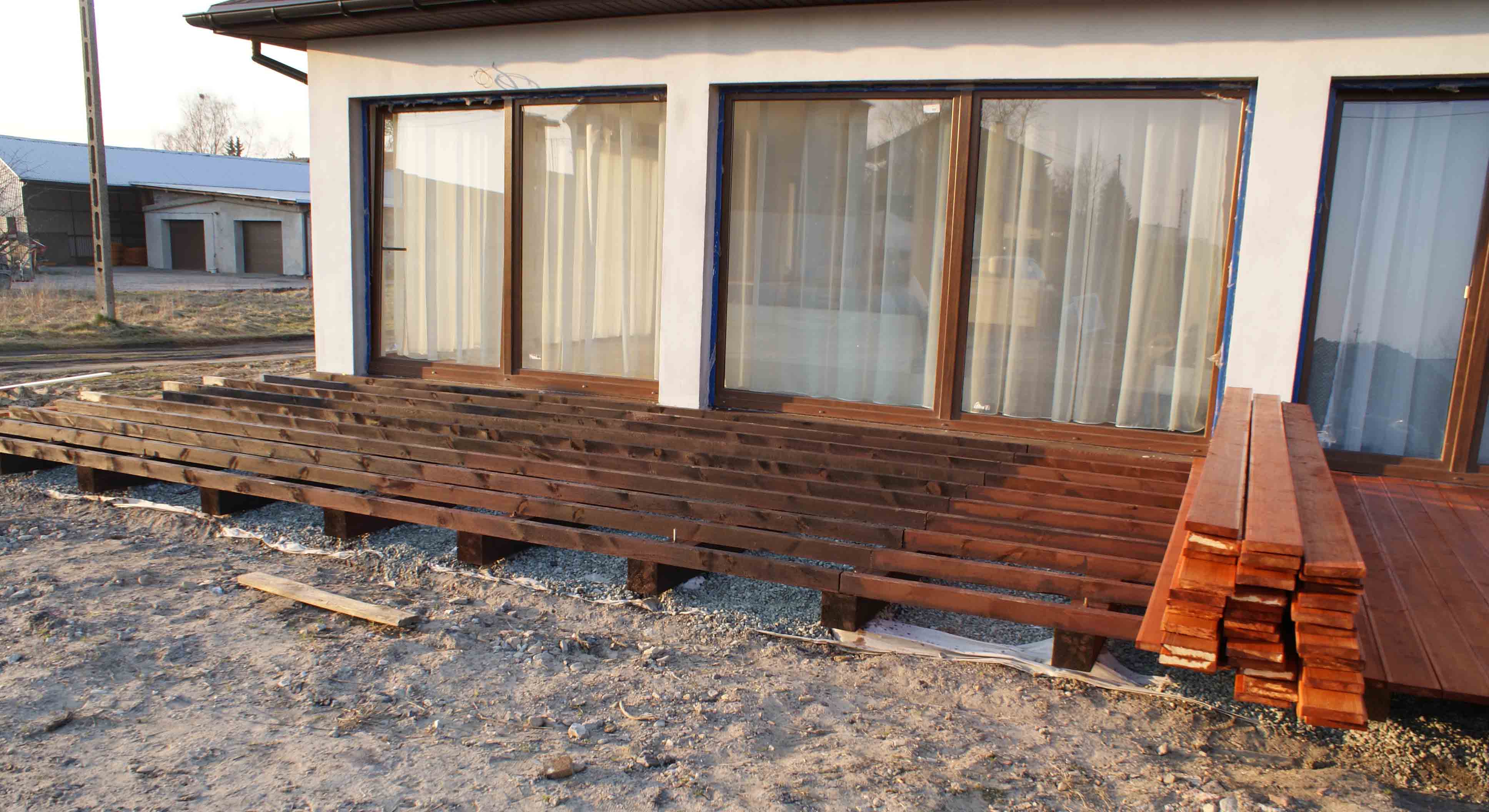 konstrukcja tarasu zakotwiona na betonowych słupach taras drewniany konstrukcja z drewna sosnowego na betonowych słupach