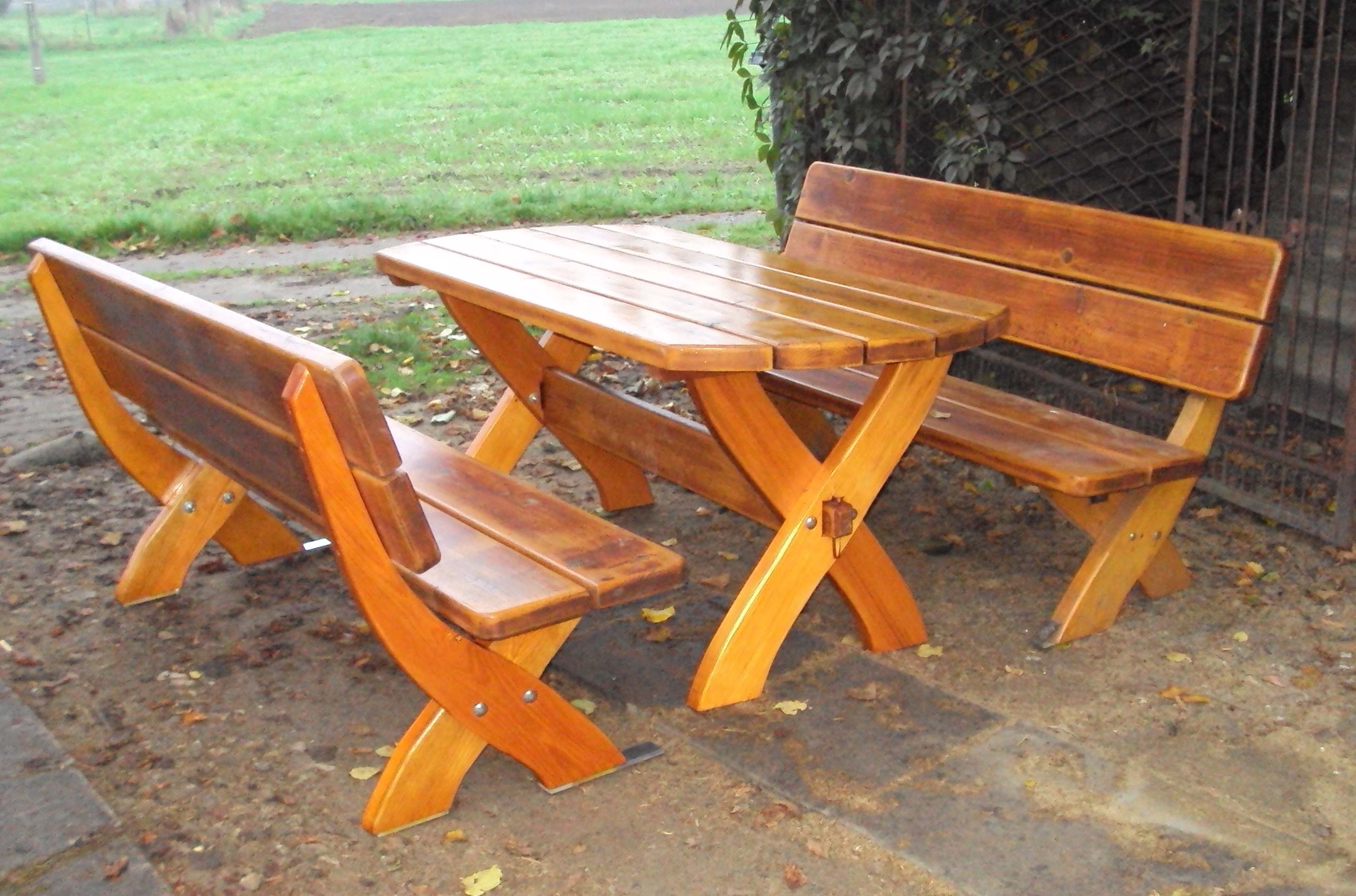 komplet mebli ogrodowych w kolorze pinia