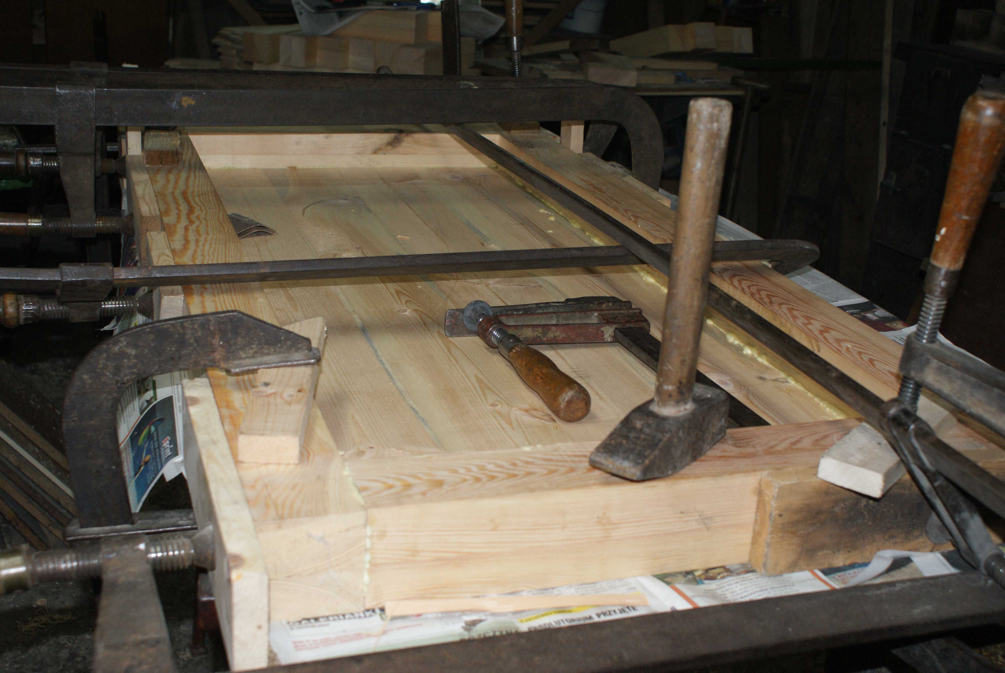 sklejanie przy użyciu ścisków stolarskich tradycyjne ściski stolarskie